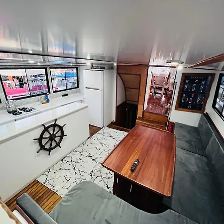 Lusaas Yacht