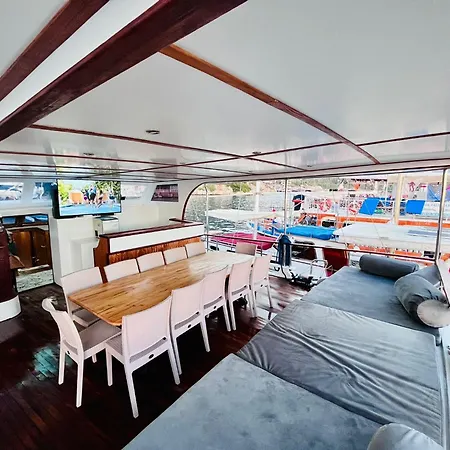 Lusaas Yacht Båthotell Kaş